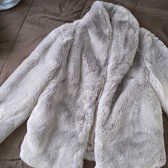 MISGUIDED GREY FAUX FUR JACKET - Picture 3 of 3